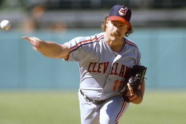 Doug Jones pitching for Cleveland in 1989.