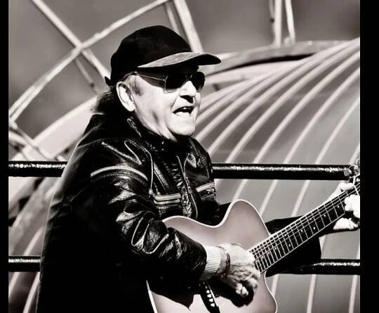 Galerie: V 78 letech zemřel britský zpěvák Gerry Marsden - Galerie - Echo24.cz