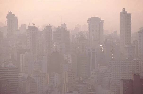 Foto: Smog dusí svět, některá města skoro nejsou vidět