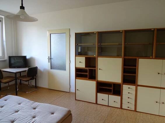 Pronájem velkého, nadstandardně zařízeného pokoje s lodžií v Praze 5 - Zbraslavibyty/pokoje/apartmá k pronájmu Reality