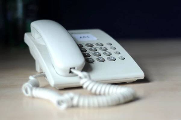 Zrušit pevnou linku? Moc komplikované, tvrdí lidem O2