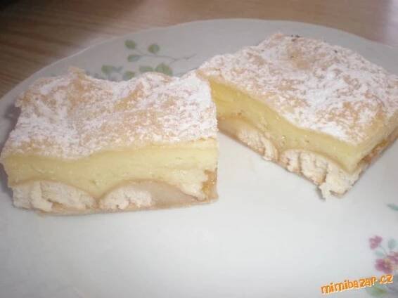 Listové těsto s pudingem, piškoty a ovocem