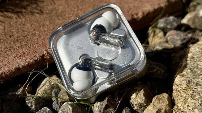 Nothing Ear (3) zdobí kov, adaptivní ANC a mikrofon v pouzdře - Hifimanie.cz