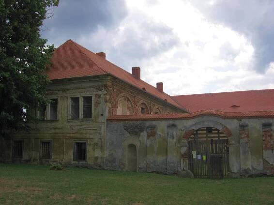Nadšenci opravují zdevastovaný zámek u Domažlic