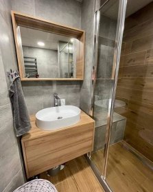 Malá koupelna v dekoru dřeva s moderním umyvadlem na desku (Most)