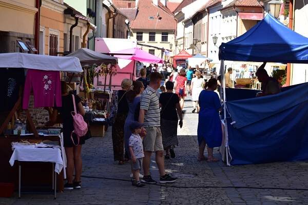 Židovští kupci v Třebíči vyhazují zákazníky z okna. Je to ta nejlepší reklama