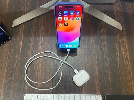 Nabíjení AirPods Pro s iPhone 15
