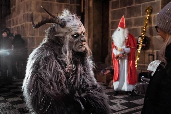 Mikuláš v Praze křičel: "Táhni k čertu, Babiši!" České čertíky střídají krampusové