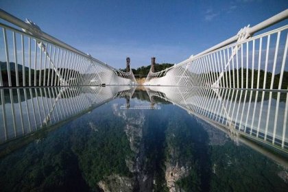 V Číne je najdlhší sklený most na svete
