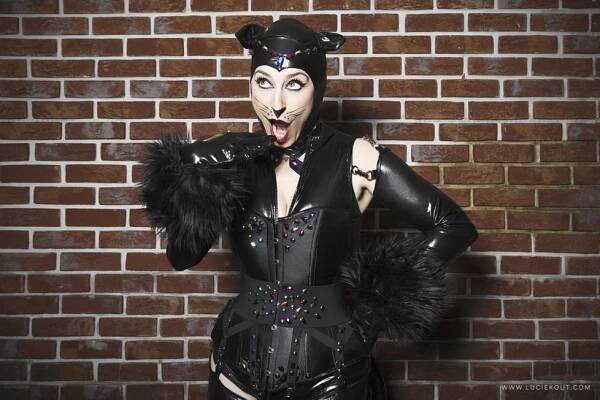 Večer pro fetišisty (nejen) z Prahy: Burleskní tanečnice v sexy robách z kůže i latexu míří do Kotelny