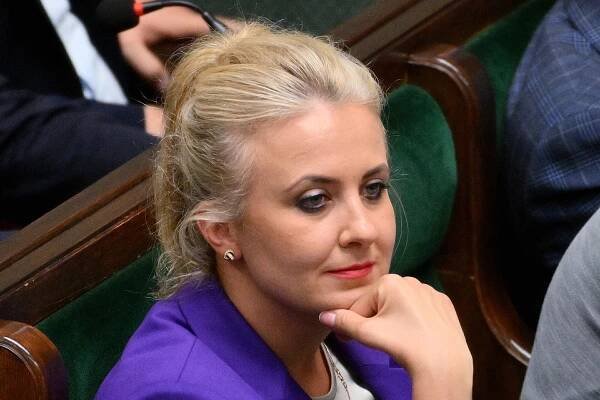 Polská ministryně srazila důchodce, který s ní před časem zveřejnil fotku
