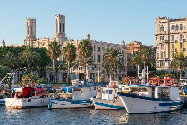 cagliari marina sunset light palazzo civico sardinie itálie - sardinie - stock snímky, obrázky a fotky
