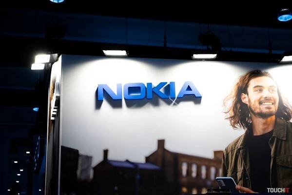 Nokia 3210 ožije po boku trojice lacných telefónov