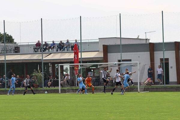 Krajský přebor - 28. kolo: TJ Jiskra Hořice (v černobílém) - FK Chlumec nad Cidlinou B 5:1.