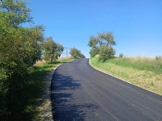 Tankodrom u Brna pod palbou oprav. Rozbitá silnice dostává nový přebal