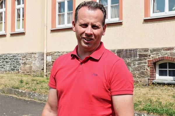 Der Leubsdorfer Bürgermeister Dirk Fröhlich (CDU) leitet die Gemeinderatssitzung.