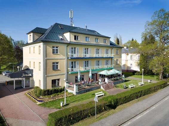 Lázeňský hotel Jirásek, hotel v destinaci Konstantinovy Lázně