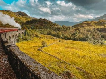 Glenfinnan Viaduct Viewpoint - How to See the Hogwarts Express in Scotland (2024)! 4