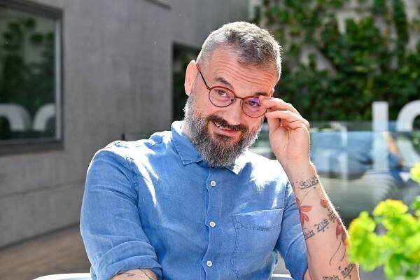 Mnoho z nás trpí samotou z množství. Jsme obklopeni lidmi, ale nemáme si co říct, tvrdí Vojtko