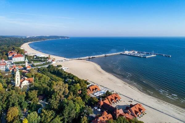 Galerie | Polsko je hit léta. Češi míří k moři i do hor, řidiči by měli zbystřit | MoneyMAG.cz