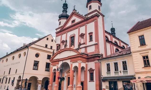 Kostel na chomutovském náměstí odkrývá unikátní malby