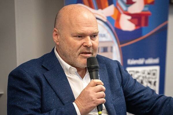 Profesor Kolář v Ostravě: pomáhá tenistkám na turnaji a představil novou knihu