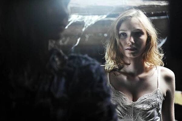 Prokletá vesnice - Z filmu - Eleanor Tomlinson