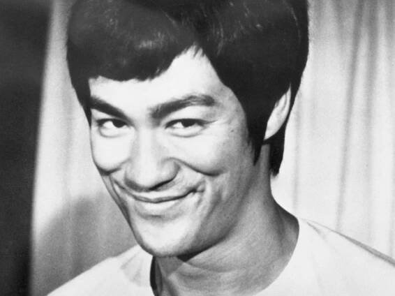 Bruce Lee možná zemřel na následky vypití příliš velkého množství vody: Lékaři se domnívají, že vyřešili jeho záhadný otok mozku