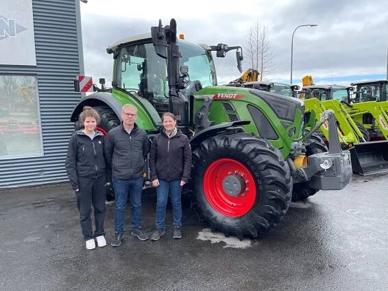 Hér má sjá þau Guðrúnu, Guðna og Lilju taka við Fendt Vario 720