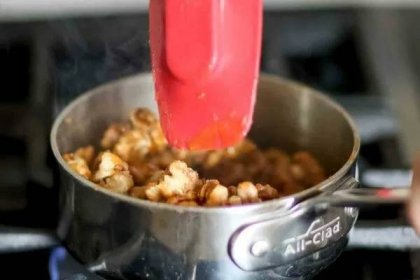 jak vyrobit kandované ořechy - přidejte ořechy do karamelizovaného cukru