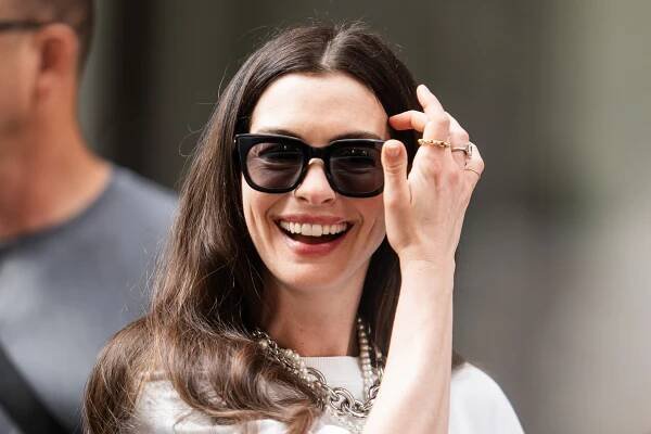 Anne Hathaway, Emily Blunt & Meryl Streep On 'The Devil Wears Prada 2' Set