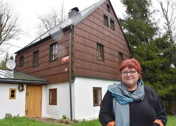 Eva Francová před dvě stě let starým, domem, který spolu se svým manželem Zdeňkem Francem zrekonstruovala.