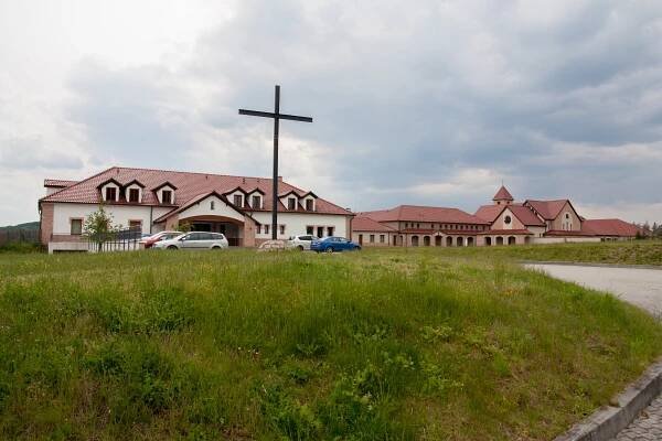 Soubor:Poličany, klášter trapistek-2019 (1).jpg