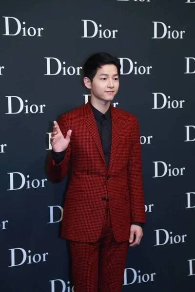Jihokorejský herec Song Joong-ki přijíždí na Dior Homme 2016-2017 Zimní kolekce módní přehlídce v Hongkongu, Číně, 22 Duben 2016. — Stock obrázek