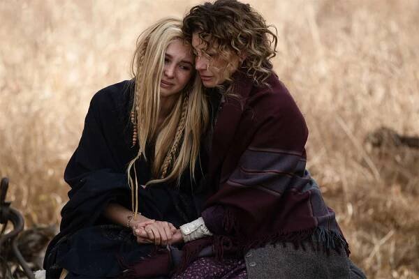 Isabel May as Elsa and Faith Hill as Margaret