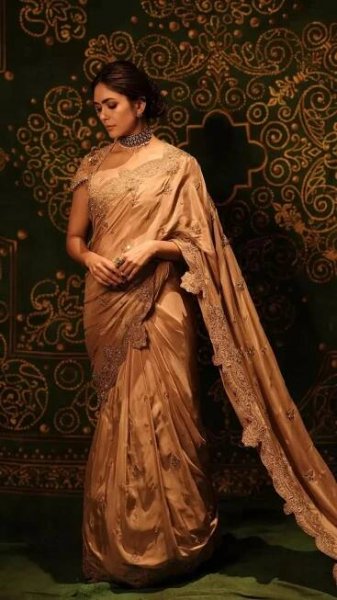 Mrunal Thakur's Showstopping Saree Style