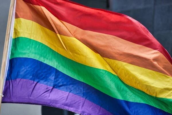 Skoro dvě třetiny lidí z LGBT+ komunity se loni setkaly v Česku s obtěžováním, je to nejvíc z celé EU