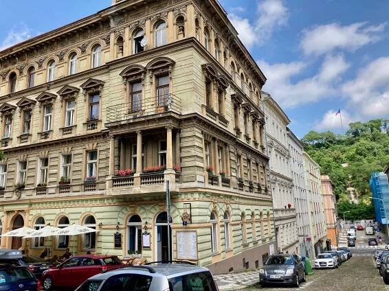 Prodej stylového slunného bytu 1+kk na pražském Žižkově – WEARE reality – realitní kancelář Praha