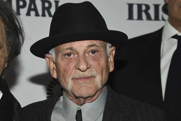 Joe Pesci hral v Írovi mafiána Russella Buffalina.