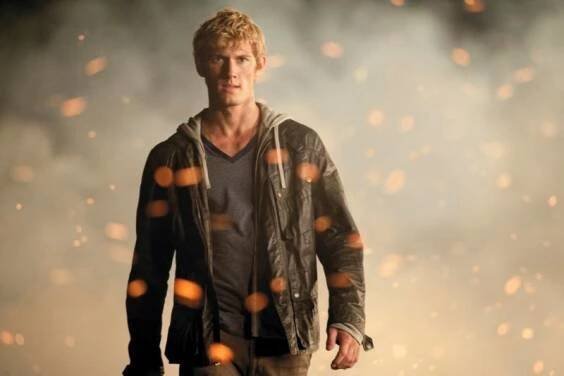 Alex Pettyfer versus fanynky