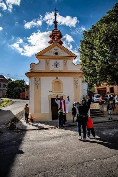Kaplička - požehnání 2018 - Oficiální stránky obce Prackovice nad Labem