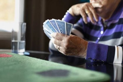 Anciano jugando a las cartas en Suiza