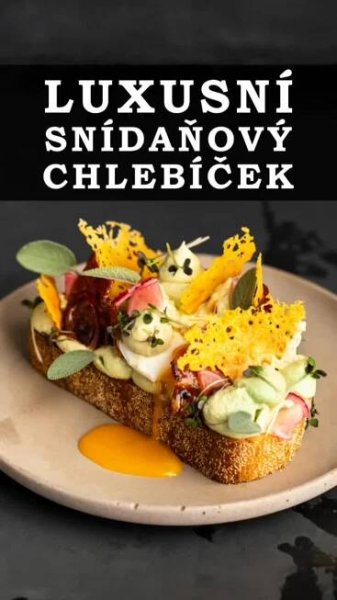 Snídaňový chleba 🥑🍳

Zkuste můj recept na tento luxusní snídaňový chlebíček! Mňam! ❤️

SUROVINY:

Pomazánka:

- 1 zralé avokádo

- 150 g Milko Žervé z Poděbrad

- 2 vejce

- 1 citron

- sůl

- pepř

- čerstvý chléb

Teriyaki slanina:

- 4 plátky anglické slaniny

- 50 ml Teriyaki omáčky

Pošírované vejce:

- 2 vejce

- ocet

- sůl

Na ozdobu:

- nakládaná červená cibule, ředkvička, …

- sýr dle chuti

- čerstvé bylinky nebo microgreens

POSTUP:

Pomazánka:

1. Studenou vodu s vejci přiveďte k...