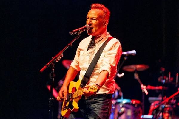 Springsteen v Praze, mozkožrout na Slovensku a sebevražda advokáta. Co Češi vyhledávali