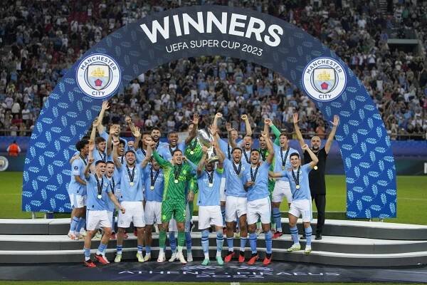 Superpohár UEFA premiérovo získali futbalisti Manchestru City. Sevillu zdolali po jedenástkovom rozstrele. Zápas sa v...