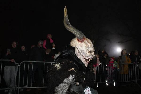 Krampusové naháněli hrůzu ve Vyšším Brodě. Výtěžek akce putoval na dobrou věc