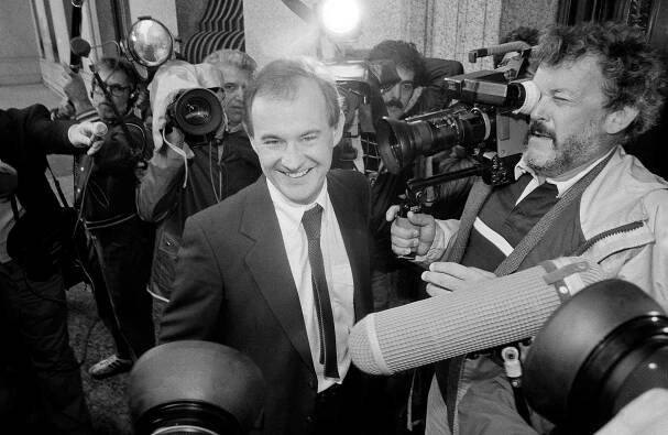 David Boies is surrounded by news cameras as he arrives at U.S. District Court in New York City in 1984. Boies was representing CBS in a $120 million libel suit filed by Gen. William Westmoreland. (AP Photo/David Handschuh)