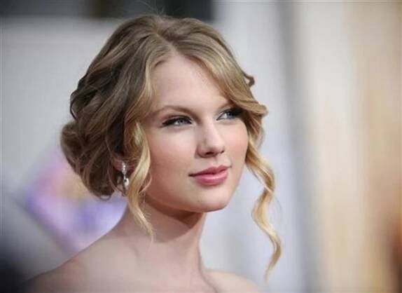 <HeadLine>Singer Taylor Swift attends the premiere of 