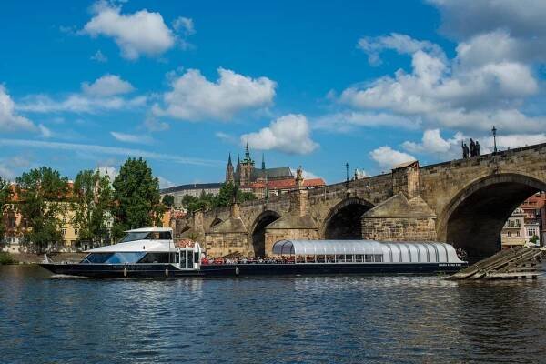 Oběd na prosklené lodi | Prague-Boats.cz