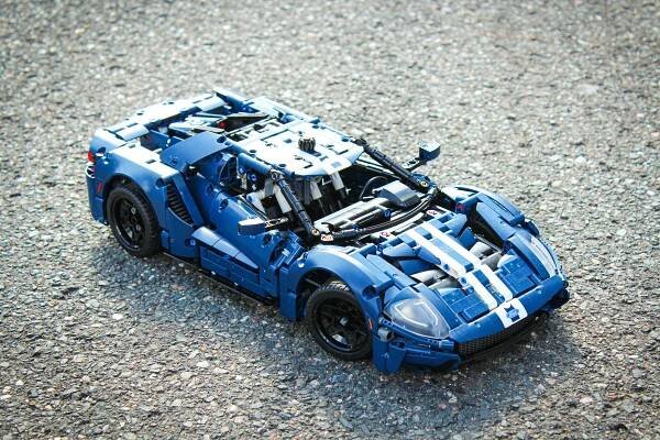 Postavte si svůj sen: Ford GT z lega má důmyslnou konstrukci, výklopné dveře a výsuvné křídlo